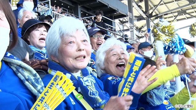 サッカー応援する高齢者