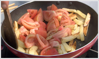 トマトとジャガイモと卵の炒め物　ケチャップあんかけ(2)